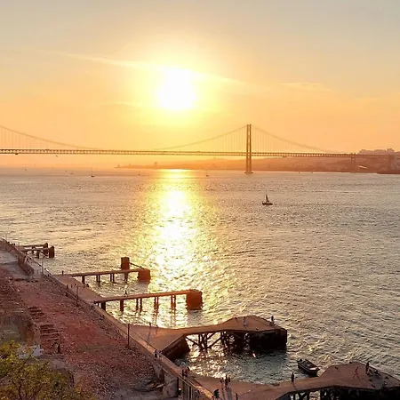 Daire Flat In Cacilhas - Lisbon Stunning River Views *