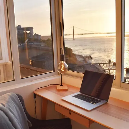 Flat In Cacilhas - Lisbon Stunning River Views Daire