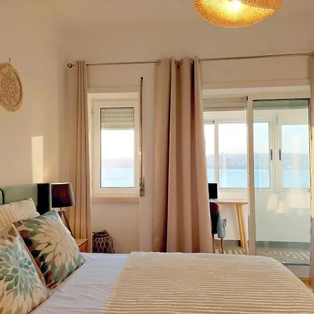 Flat In Cacilhas - Lisbon Stunning River Views Daire Almada