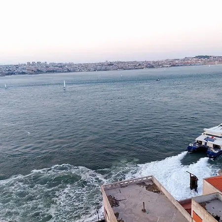 Flat In Cacilhas - Lisbon Stunning River Views Daire *