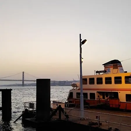 Daire Flat In Cacilhas - Lisbon Stunning River Views *