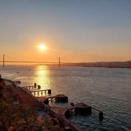 Daire Flat In Cacilhas - Lisbon Stunning River Views *