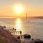 아파트 Flat In Cacilhas - Lisbon Stunning River Views *