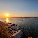 Flat In Cacilhas - Lisbon Stunning River Views 아파트