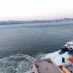 Flat In Cacilhas - Lisbon Stunning River Views 아파트 *