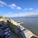 Flat In Cacilhas - Lisbon Stunning River Views 아파트 *