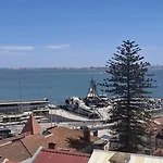Flat In Cacilhas - Lisbon Stunning River Views * 알마다
