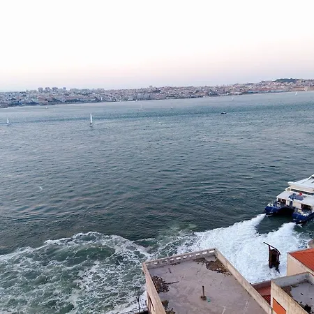 Flat In Cacilhas - Lisbon Stunning River Views Apartamento *