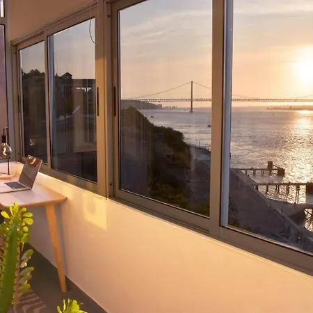 Flat In Cacilhas - Lisbon Stunning River Views Daire Almada