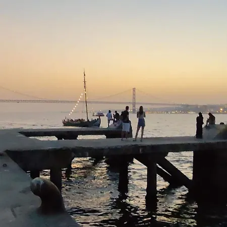 Flat In Cacilhas - Lisbon Stunning River Views 아파트 알마다