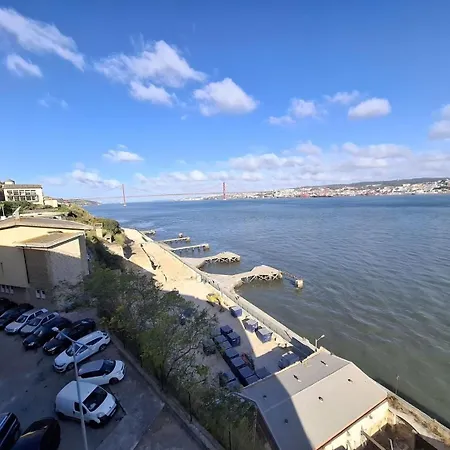 Flat In Cacilhas - Lisbon Stunning River Views 아파트 *