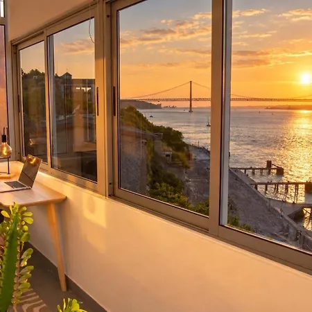 Flat In Cacilhas - Lisbon Stunning River Views Appartamento *