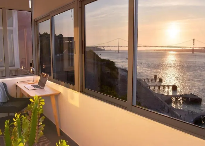 Flat In Cacilhas - Lisbon Stunning River Views Daire Almada