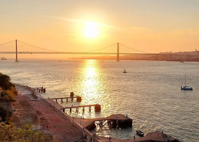 Daire Flat In Cacilhas - Lisbon Stunning River Views *