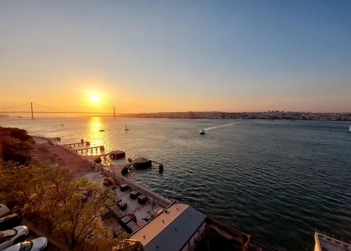 Flat In Cacilhas - Lisbon Stunning River Views Daire