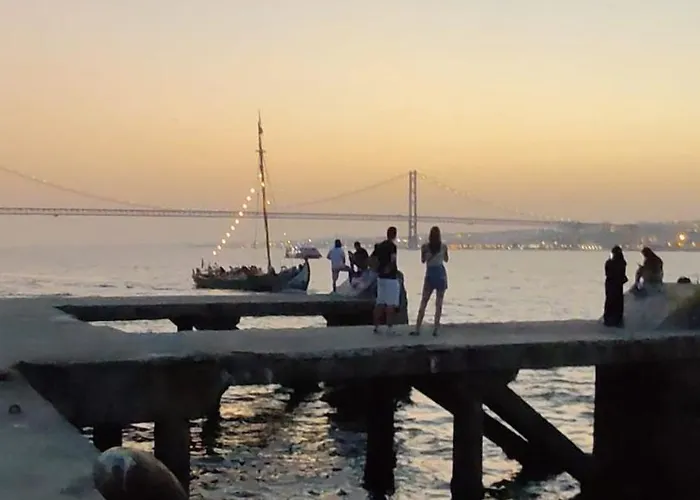 Flat In Cacilhas - Lisbon Stunning River Views Daire Almada